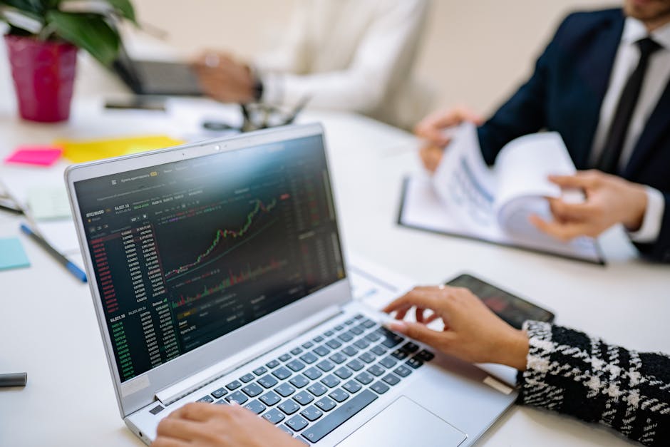 Zespół analityków finansowych dyskutujący nad wykresami rynkowymi